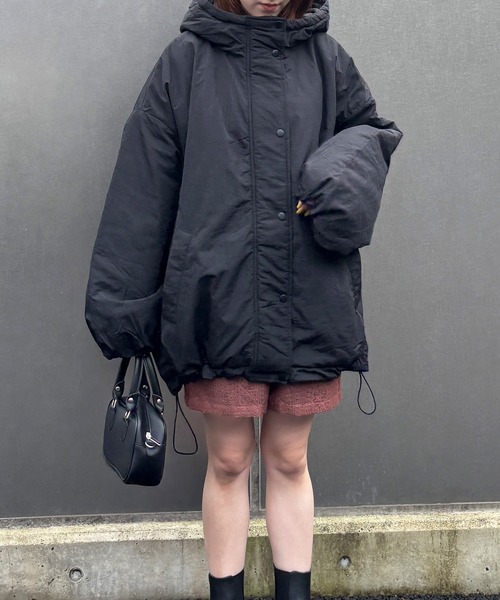 ISOOK（アイスー）の「【ISOOK / アイスー】ナイロンワッシャー中綿ダウンジャケット / ダウンコート 中綿アウター モンスターパーカー ブルゾン フード パーカー ロング オーバーサイズ ビックシルエット アイボリー ブラック 白 黒 ZOZOTOWN限定（ダウンジャケット/コート・レディース・アイボリー/ブラック・FREE）」の5枚目の写真