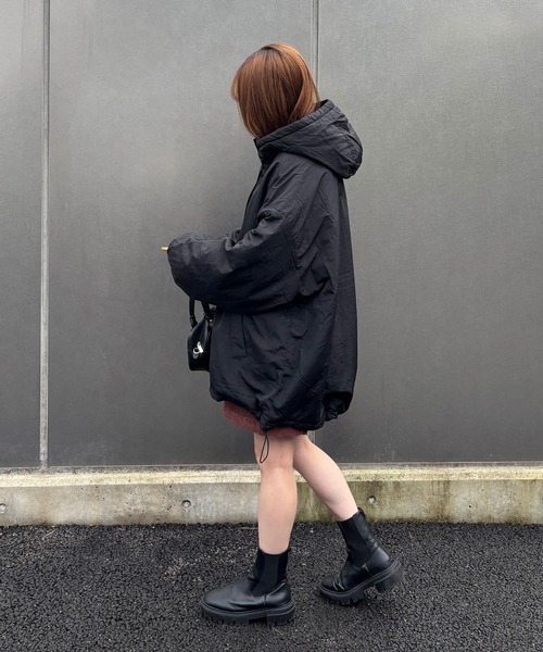 ISOOK（アイスー）の「【ISOOK / アイスー】ナイロンワッシャー中綿ダウンジャケット / ダウンコート 中綿アウター モンスターパーカー ブルゾン フード パーカー ロング オーバーサイズ ビックシルエット アイボリー ブラック 白 黒 ZOZOTOWN限定（ダウンジャケット/コート・レディース・アイボリー/ブラック・FREE）」の6枚目の写真