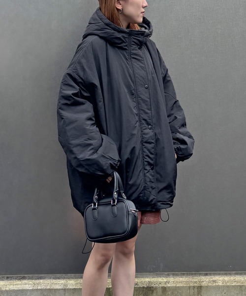 ISOOK（アイスー）の「【ISOOK / アイスー】ナイロンワッシャー中綿ダウンジャケット / ダウンコート 中綿アウター モンスターパーカー ブルゾン フード パーカー ロング オーバーサイズ ビックシルエット アイボリー ブラック 白 黒 ZOZOTOWN限定（ダウンジャケット/コート・レディース・アイボリー/ブラック・FREE）」の3枚目の写真