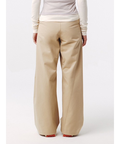 Kijun(キジュン)の「Curved Seam Wide Pants Beige(スラックス・レディース・その他・SMALL/MEDIUM/LARGE)」の4枚目の写真