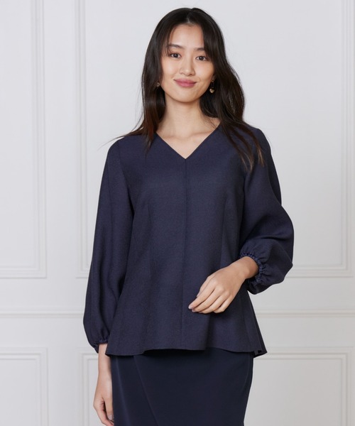 INED（イネド）の「BUBBLESジャガードVネックブラウス（シャツ/ブラウス・レディース・オフホワイト/ネイビー・9号/11号）」の2枚目の写真