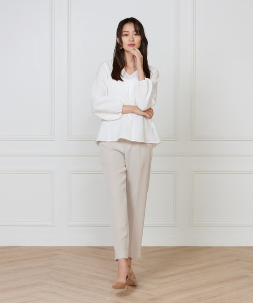 INED（イネド）の「BUBBLESジャガードVネックブラウス（シャツ/ブラウス・レディース・オフホワイト/ネイビー・9号/11号）」の9枚目の写真