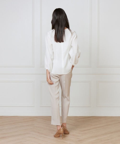 INED（イネド）の「BUBBLESジャガードVネックブラウス（シャツ/ブラウス・レディース・オフホワイト/ネイビー・9号/11号）」の7枚目の写真