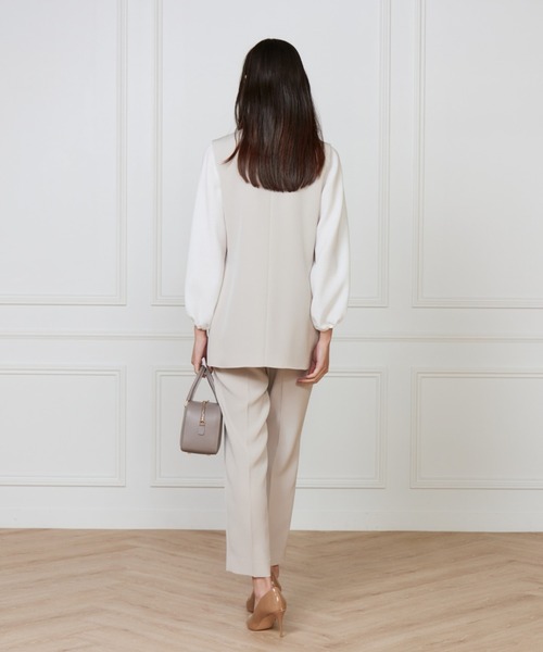 INED（イネド）の「BUBBLESジャガードVネックブラウス（シャツ/ブラウス・レディース・オフホワイト/ネイビー・9号/11号）」の4枚目の写真