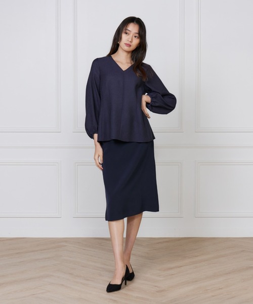 INED（イネド）の「BUBBLESジャガードVネックブラウス（シャツ/ブラウス・レディース・オフホワイト/ネイビー・9号/11号）」の3枚目の写真