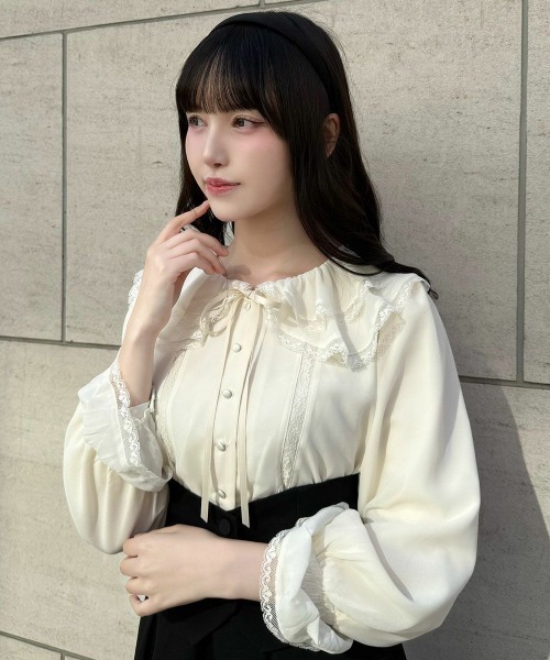 an another angelus（アンアナザーアンジェラス）の「レース使いダブルラッフル衿ブラウス（シャツ/ブラウス・レディース・オフホワイト/ピンクベージュ・FREE）」の2枚目の写真
