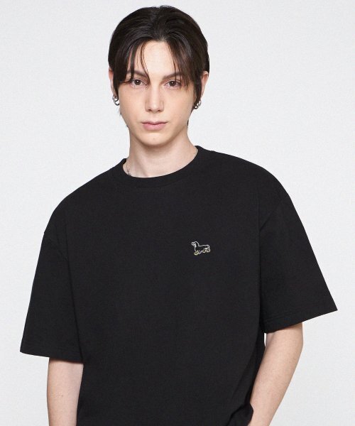 GRAVER（グレーバー）の「[ユニセックス]イエローブーツパピー刺繍半袖Tシャツ_ブラック（Tシャツ/カットソー・レディース・ブラック・X-LARGE/MEDIUM/SMALL/LARGE）」の2枚目の写真