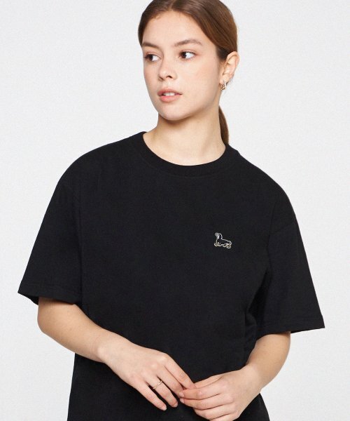 GRAVER（グレーバー）の「[ユニセックス]イエローブーツパピー刺繍半袖Tシャツ_ブラック（Tシャツ/カットソー・レディース・ブラック・X-LARGE/MEDIUM/SMALL/LARGE）」の3枚目の写真