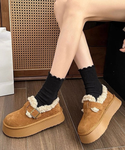 shopnikoniko（ショップニコニコ）の「フェイクムートン ベルトデザイン 厚底シューズ（スリッポン・レディース・グレイッシュベージュ/キャメル・36/37/38/39）」の2枚目の写真