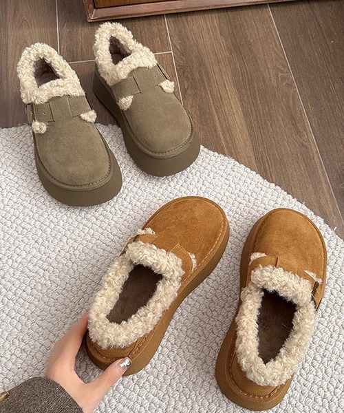 shopnikoniko（ショップニコニコ）の「フェイクムートン ベルトデザイン 厚底シューズ（スリッポン・レディース・グレイッシュベージュ/キャメル・36/37/38/39）」の3枚目の写真