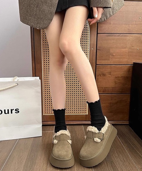 shopnikoniko（ショップニコニコ）の「フェイクムートン ベルトデザイン 厚底シューズ（スリッポン・レディース・グレイッシュベージュ/キャメル・36/37/38/39）」の9枚目の写真