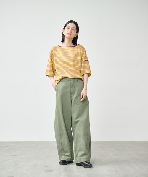 kha:ki（カーキ）の「「KHA:KI / カーキ」マルチストライプ トップ（Tシャツ/カットソー・レディース・オフホワイト/ブラック/マスタード・1）」の14枚目の写真