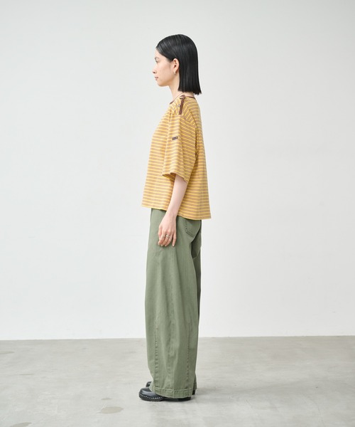 kha:ki（カーキ）の「「KHA:KI / カーキ」マルチストライプ トップ（Tシャツ/カットソー・レディース・オフホワイト/ブラック/マスタード・1）」の22枚目の写真