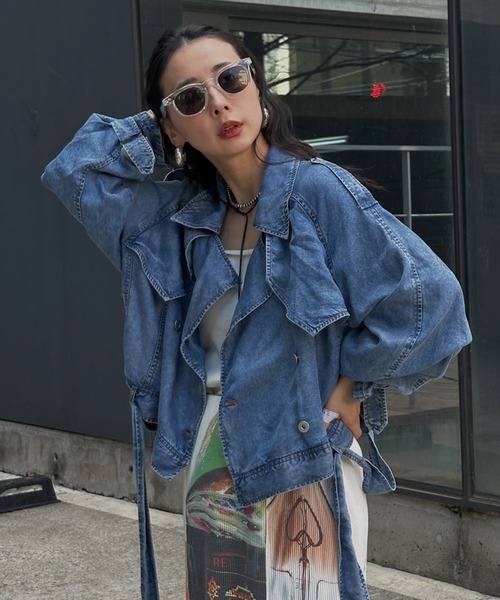 Ameri(アメリ)の「TENCEL DENIM SHORT TRENCH COAT(トレンチコート・レディース・ベージュ/ブラック/ブルー・SMALL/MEDIUM)」の4枚目の写真