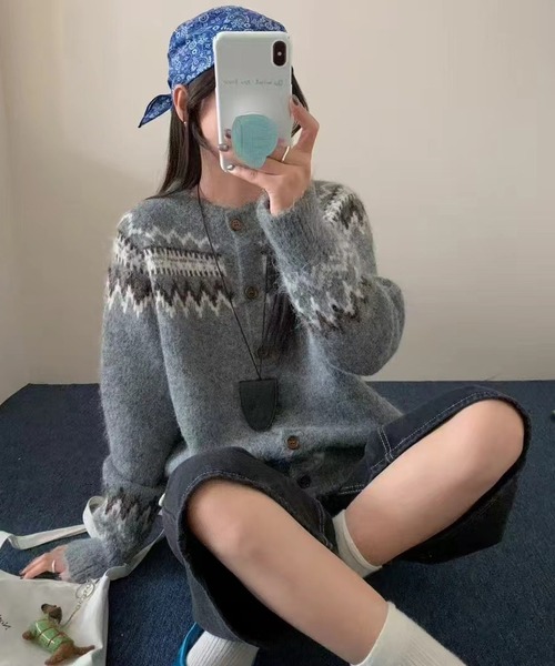 Chiina(チーナ)の「Chiina /ノルディックデザインカーディガン(ニット/セーター・レディース・ネイビー/ブラウン/グレー・FREE)」の10枚目の写真