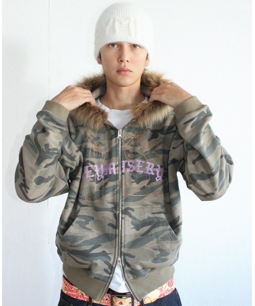 KEYMISERY(キーミザリー)の「A'GEM/9 × .kom 『KEYMISERY/キーミザリー』Vintage Spray Fur Angel Hood Zip-up/ヴィンテージスプレーファーエンゼルジップアップパーカー(パーカー・メンズ・カモフラージュ/グレー・1)」の2枚目の写真