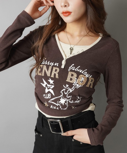 SPINNS(スピンズ)の「ヘンリーネック×重ね着風ガールズストリートトップス(Tシャツ/カットソー・レディース・チャコール/ブラウン/グレー/アイボリー・ONESIZE)」の1枚目の写真