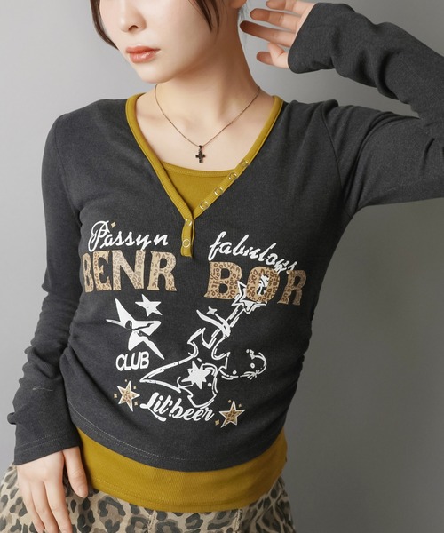 SPINNS(スピンズ)の「ヘンリーネック×重ね着風ガールズストリートトップス(Tシャツ/カットソー・レディース・チャコール/ブラウン/グレー/アイボリー・ONESIZE)」の4枚目の写真