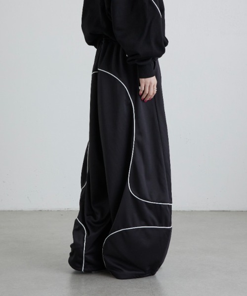 UMBRO(アンブロ)の「【UMBRO×Lui's 】カーブトラックパンツ(その他パンツ・レディース・ブラック/レッド・S/M)」の17枚目の写真