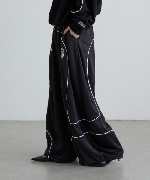 UMBRO(アンブロ)の「【UMBRO×Lui's 】カーブトラックパンツ(その他パンツ・レディース・ブラック/レッド・S/M)」の16枚目の写真