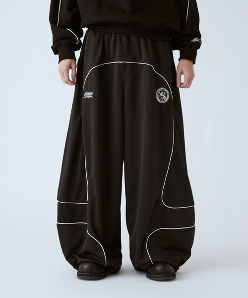 UMBRO(アンブロ)の「【UMBRO×Lui's 】カーブトラックパンツ(その他パンツ・レディース・ブラック/レッド・S/M)」の20枚目の写真