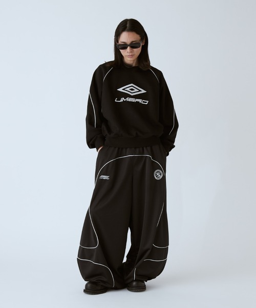 UMBRO(アンブロ)の「【UMBRO×Lui's 】カーブトラックパンツ(その他パンツ・レディース・ブラック/レッド・S/M)」の12枚目の写真