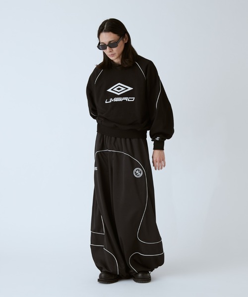 UMBRO(アンブロ)の「【UMBRO×Lui's 】カーブトラックパンツ(その他パンツ・レディース・ブラック/レッド・S/M)」の13枚目の写真