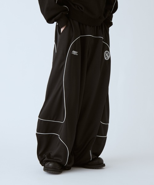 UMBRO(アンブロ)の「【UMBRO×Lui's 】カーブトラックパンツ(その他パンツ・レディース・ブラック/レッド・S/M)」の11枚目の写真