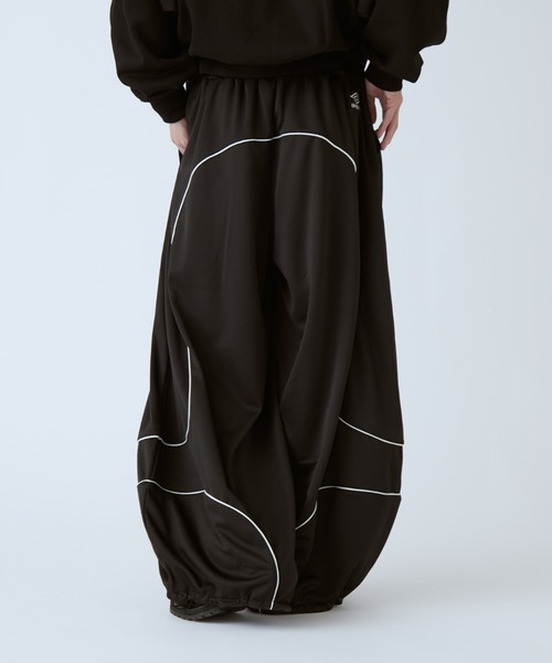 UMBRO(アンブロ)の「【UMBRO×Lui's 】カーブトラックパンツ(その他パンツ・レディース・ブラック/レッド・S/M)」の10枚目の写真