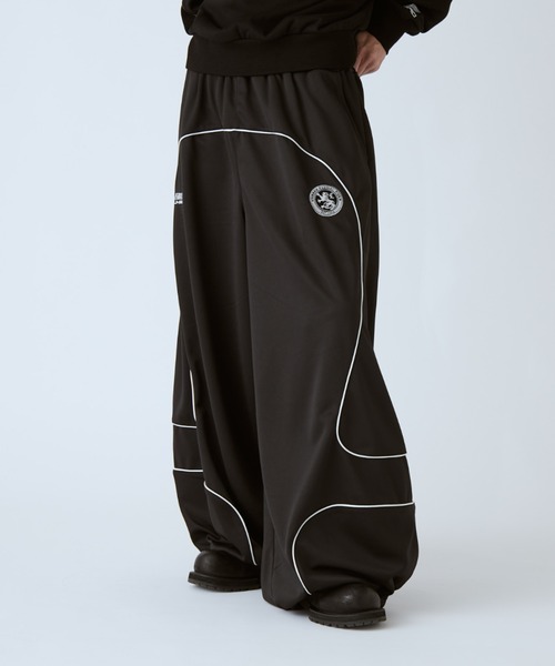 UMBRO(アンブロ)の「【UMBRO×Lui's 】カーブトラックパンツ(その他パンツ・レディース・ブラック/レッド・S/M)」の9枚目の写真