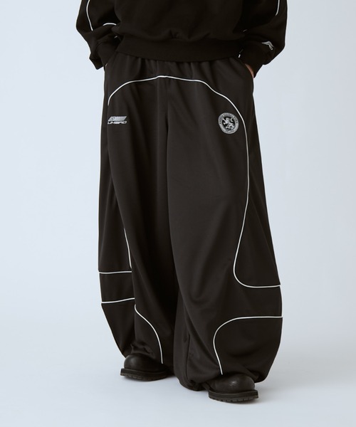 UMBRO(アンブロ)の「【UMBRO×Lui's 】カーブトラックパンツ(その他パンツ・レディース・ブラック/レッド・S/M)」の8枚目の写真