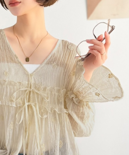 Classical Evon（クラシカルエヴォン）の「【Classical Evon】秋を先取り☆お花刺繍で涼やかに着映える。着こなし広がる前後2WAY フラワー刺繍シアー楊柳ブラウス（シャツ/ブラウス・レディース・アイボリー/グレイッシュベージュ/チャコール/ブルー・SMALL/MEDIUM/LARGE/X-LARGE）」の3枚目の写真
