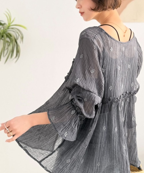 Classical Evon（クラシカルエヴォン）の「【Classical Evon】秋を先取り☆お花刺繍で涼やかに着映える。着こなし広がる前後2WAY フラワー刺繍シアー楊柳ブラウス（シャツ/ブラウス・レディース・アイボリー/グレイッシュベージュ/チャコール/ブルー・SMALL/MEDIUM/LARGE/X-LARGE）」の2枚目の写真