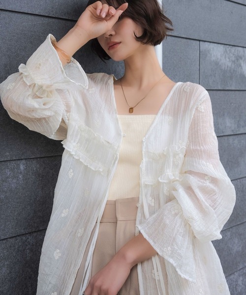 Classical Evon（クラシカルエヴォン）の「【Classical Evon】秋を先取り☆お花刺繍で涼やかに着映える。着こなし広がる前後2WAY フラワー刺繍シアー楊柳ブラウス（シャツ/ブラウス・レディース・アイボリー/グレイッシュベージュ/チャコール/ブルー・SMALL/MEDIUM/LARGE/X-LARGE）」の16枚目の写真