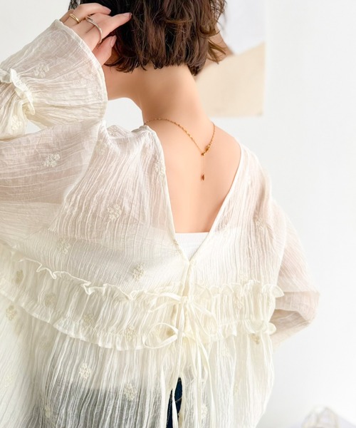 Classical Evon（クラシカルエヴォン）の「【Classical Evon】秋を先取り☆お花刺繍で涼やかに着映える。着こなし広がる前後2WAY フラワー刺繍シアー楊柳ブラウス（シャツ/ブラウス・レディース・アイボリー/グレイッシュベージュ/チャコール/ブルー・SMALL/MEDIUM/LARGE/X-LARGE）」の9枚目の写真