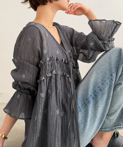 Classical Evon（クラシカルエヴォン）の「【Classical Evon】秋を先取り☆お花刺繍で涼やかに着映える。着こなし広がる前後2WAY フラワー刺繍シアー楊柳ブラウス（シャツ/ブラウス・レディース・アイボリー/グレイッシュベージュ/チャコール/ブルー・SMALL/MEDIUM/LARGE/X-LARGE）」の19枚目の写真