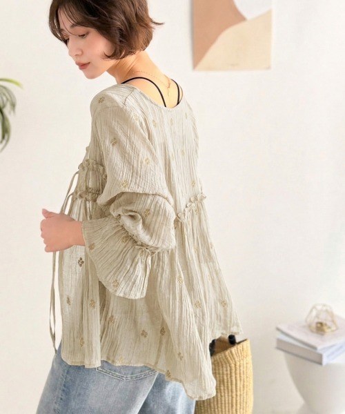 Classical Evon（クラシカルエヴォン）の「【Classical Evon】秋を先取り☆お花刺繍で涼やかに着映える。着こなし広がる前後2WAY フラワー刺繍シアー楊柳ブラウス（シャツ/ブラウス・レディース・アイボリー/グレイッシュベージュ/チャコール/ブルー・SMALL/MEDIUM/LARGE/X-LARGE）」の6枚目の写真