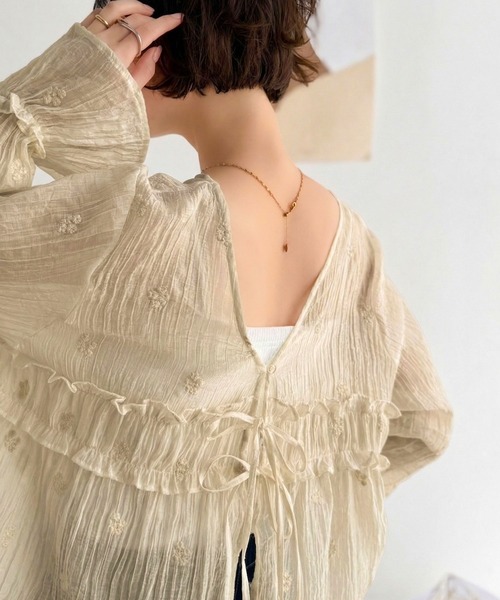 Classical Evon（クラシカルエヴォン）の「【Classical Evon】秋を先取り☆お花刺繍で涼やかに着映える。着こなし広がる前後2WAY フラワー刺繍シアー楊柳ブラウス（シャツ/ブラウス・レディース・アイボリー/グレイッシュベージュ/チャコール/ブルー・SMALL/MEDIUM/LARGE/X-LARGE）」の21枚目の写真