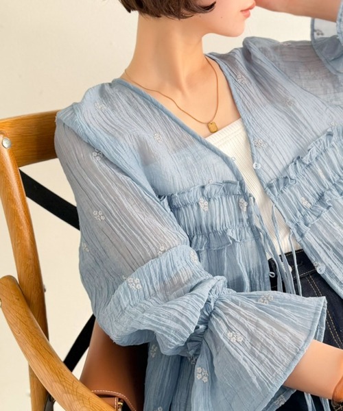 Classical Evon（クラシカルエヴォン）の「【Classical Evon】秋を先取り☆お花刺繍で涼やかに着映える。着こなし広がる前後2WAY フラワー刺繍シアー楊柳ブラウス（シャツ/ブラウス・レディース・アイボリー/グレイッシュベージュ/チャコール/ブルー・SMALL/MEDIUM/LARGE/X-LARGE）」の22枚目の写真