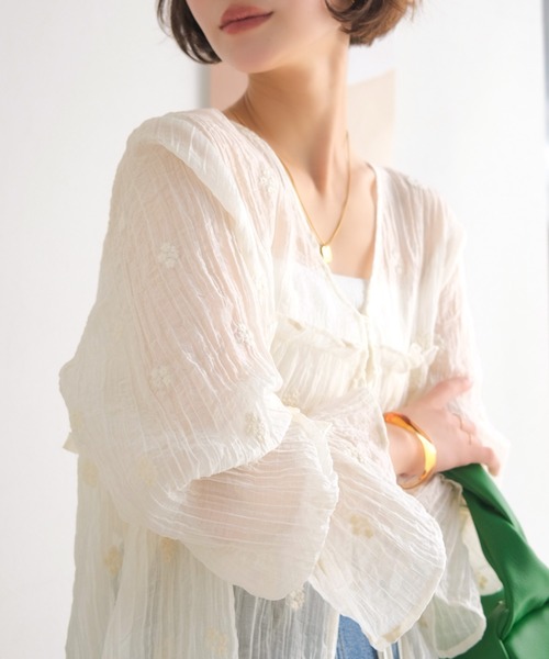 Classical Evon（クラシカルエヴォン）の「【Classical Evon】秋を先取り☆お花刺繍で涼やかに着映える。着こなし広がる前後2WAY フラワー刺繍シアー楊柳ブラウス（シャツ/ブラウス・レディース・アイボリー/グレイッシュベージュ/チャコール/ブルー・SMALL/MEDIUM/LARGE/X-LARGE）」の8枚目の写真