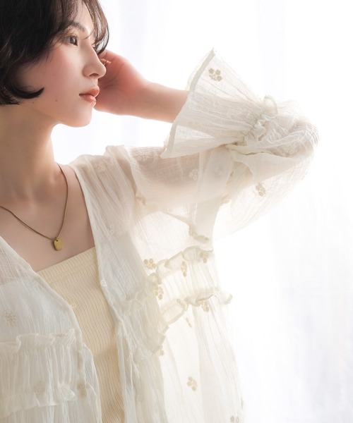 Classical Evon（クラシカルエヴォン）の「【Classical Evon】秋を先取り☆お花刺繍で涼やかに着映える。着こなし広がる前後2WAY フラワー刺繍シアー楊柳ブラウス（シャツ/ブラウス・レディース・アイボリー/グレイッシュベージュ/チャコール/ブルー・SMALL/MEDIUM/LARGE/X-LARGE）」の10枚目の写真