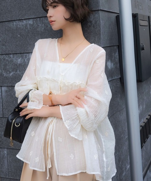 Classical Evon（クラシカルエヴォン）の「【Classical Evon】秋を先取り☆お花刺繍で涼やかに着映える。着こなし広がる前後2WAY フラワー刺繍シアー楊柳ブラウス（シャツ/ブラウス・レディース・アイボリー/グレイッシュベージュ/チャコール/ブルー・SMALL/MEDIUM/LARGE/X-LARGE）」の17枚目の写真