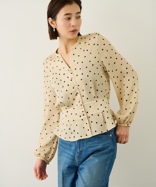 ROPE'（ロペ）の「ドットプリントペプラムブラウス/イージーケア（シャツ/ブラウス・レディース・ネイビー/ベージュ・38）」の2枚目の写真