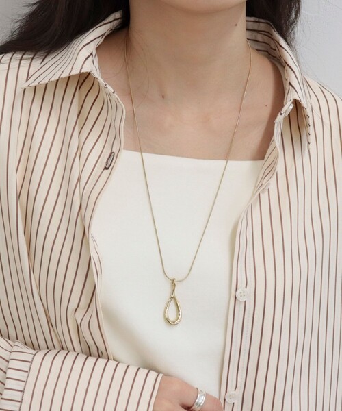 fredy emue（フレディエミュ）の「ステンレスドロップトップネックレス（ネックレス・レディース・シルバー/ゴールド・FREE）」の2枚目の写真