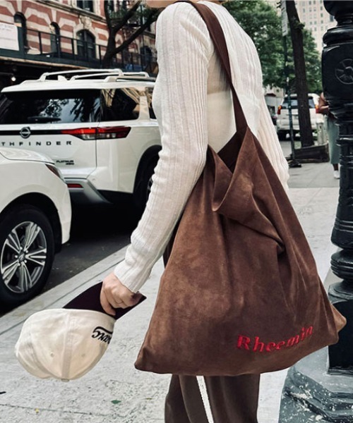 RHEEMIN(リーミン)の「SUEDE LETTER BAG(ショルダーバッグ・レディース・マスタード/コバルトブルー/ブラウン・FREE)」の1枚目の写真