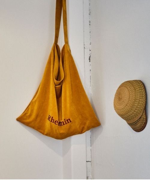 RHEEMIN(リーミン)の「SUEDE LETTER BAG(ショルダーバッグ・レディース・マスタード/コバルトブルー/ブラウン・FREE)」の3枚目の写真