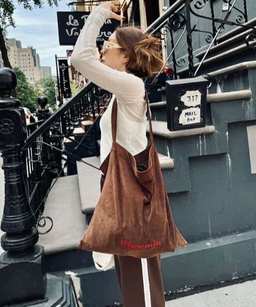 RHEEMIN(リーミン)の「SUEDE LETTER BAG(ショルダーバッグ・レディース・マスタード/コバルトブルー/ブラウン・FREE)」の6枚目の写真