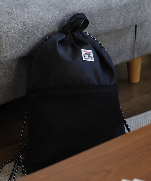 VISION STREET WEAR(ヴィジョンストリートウェア)の「VISION STREET WEAR Knapsack ナップサック(バックパック/リュック・メンズ・ブラック×ホワイト/ブラック×レッド/ブラック・FREE)」の3枚目の写真