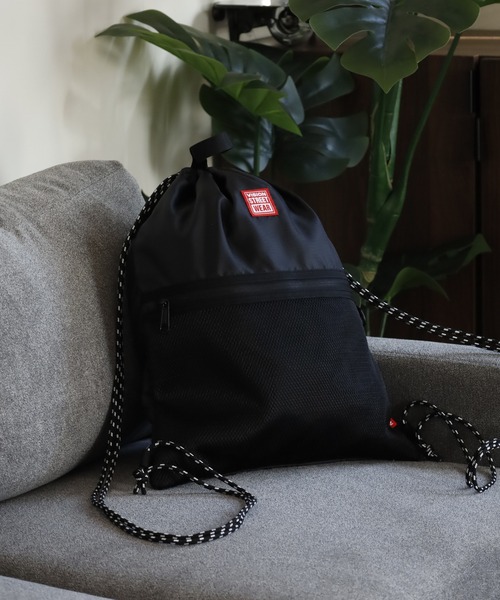 VISION STREET WEAR(ヴィジョンストリートウェア)の「VISION STREET WEAR Knapsack ナップサック(バックパック/リュック・メンズ・ブラック×ホワイト/ブラック×レッド/ブラック・FREE)」の1枚目の写真