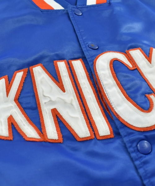 NBA/NFL/NHL/MLB(エヌビーエーエヌエフエルエヌエイチエルエムエルビー)の「【USED】90’s HARDWOOD CLASSICS “NBA New York Knicks” ナイロン アワードジャケット(スタジャン・メンズ・ブルー・XXX-LARGE)」の6枚目の写真
